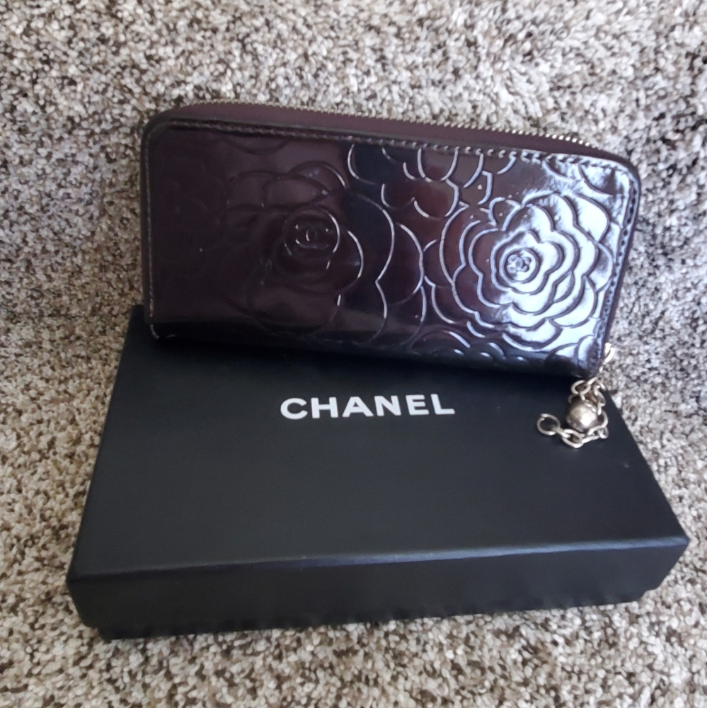 Outlet Chanel zippered wallet.